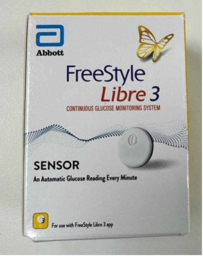 Figura 2. Sensor FreeStyle Libre 3®, un sistema de monitoreo continuo de glucosa diseñado originalmente para humanos, que también puede emplearse en gatos diabéticos. Este dispositivo permite la medición en tiempo real de los niveles de glucosa intersticial, facilitando un manejo más preciso y menos invasivo de la diabetes felina.