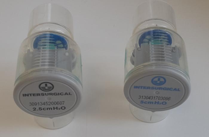 Figura 4. (A) Válvulas de CPAP de 2.5 y 5 cmH2O respectivamente. (B) Válvula de CPAP de 5 cmH2O colocada en estación de anestesia. (C) Curvas de presión-tiempo y flujo-tiempo en ventilación espontánea con CPAP.