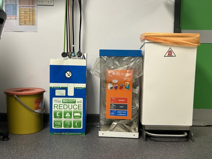 Figura 5. Contenedores de residuos situados en la sala de inducción anestésica. La colocación estratégica de puntos de reciclaje favorece la correcta segregación de residuos y promueve prácticas sostenibles en el entorno quirúrgico.