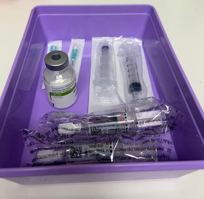 Figura 3. Preparación estratégica de propofol y material fungible adicional, sin abrir, para tener disponibilidad inmediata durante todo el período anestésico. Esta práctica permite responder rápidamente ante posibles despertares intraoperatorios, minimizando al mismo tiempo el desperdicio de fármacos y recursos.