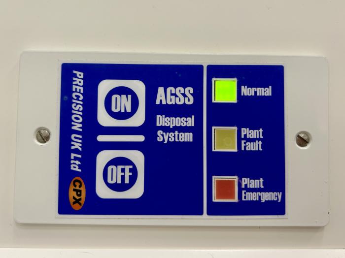 Figura 4. Panel de control del sistema de evacuación de gases anestésicos con la luz de encendido. Mantener este tipo de equipos encendidos innecesariamente contribuye al consumo energético evitable; apagarlos cuando no están en uso es una medida simple, pero efectiva para reducir el impacto ambiental.
