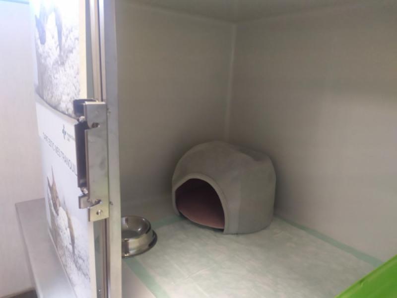 Figura 1. Jaula de hospitalización para gatos. En uno de los extremos de la jaula está el iglú para que se esconda el gato y el comedero y, en el extremo opuesto, la bandeja de arena (cortesía de Hospital Clinic Veterinari de la Universitat Autònoma de Barcelona-UAB)...