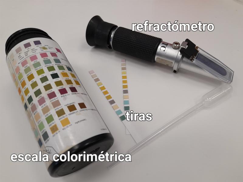Figura 13. Bote de orina con la escala colorimétrica, tiras de orina, pipeta Pasteur y refractómetro de Goldberg.