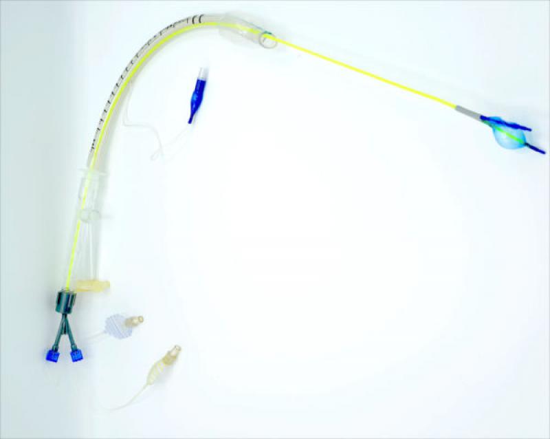 Figura 3A. Bloqueador bronquial EZ-Blocker introducido en un tubo endotraqueal donde pueden verse los distintos componentes del EZ-blocker